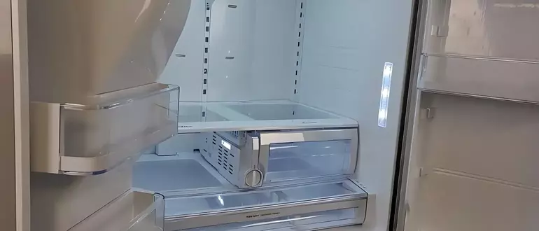 Why is it important to know where the air vent is located in a Samsung freezer