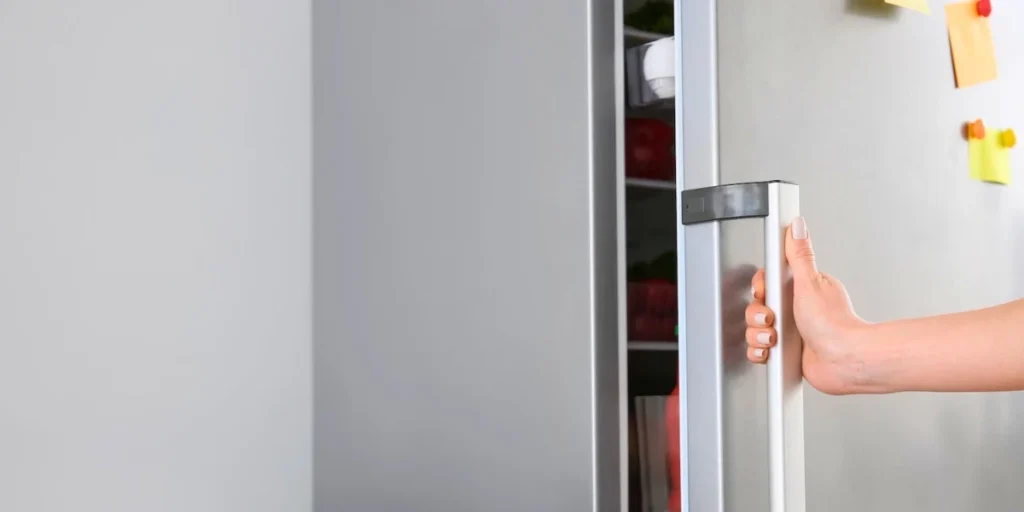 why does your ge fridge make noise when the door is closed