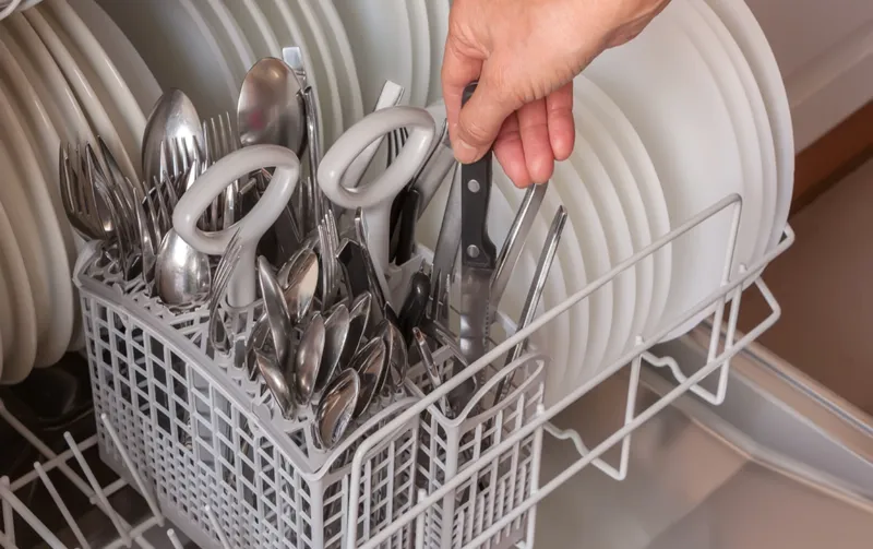 Which Way Do Utensils Go in the Dishwasher: Organizing Your Kitchen Efficiently