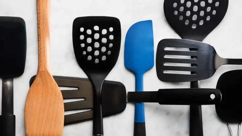 Why Do Spatulas Have Holes? Top 11 Surprising Reasons 2 Different types of spatulas with holes