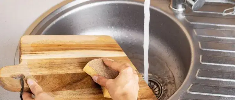 Can Wooden Cutting Boards Go In The Dishwasher? 3 How Can I Wash My Cutting Board