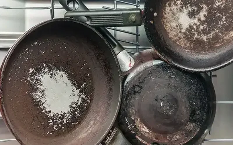 Can Enameled Cast Iron Go In The Dishwasher? 1 can enameled cast iron go in the dishwasher featured