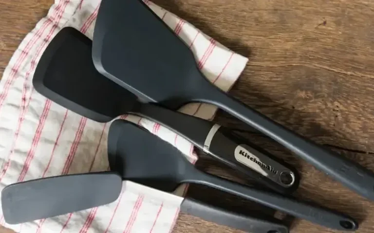 rubber scraper vs spatula featured