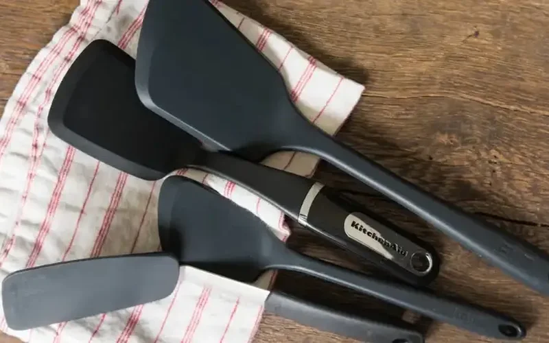 Rubber Scraper Vs Spatula: Which Will Save Non-Stick Pans? 1 rubber scraper vs spatula featured